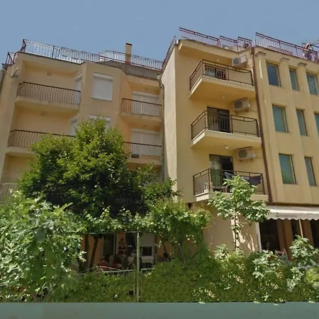 Apartments Primorsko * פרימורסקו